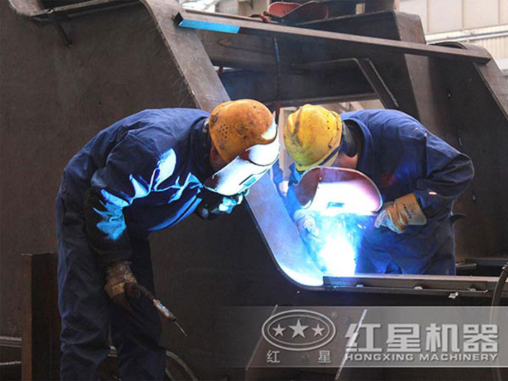 車間生產(chǎn)加工移動破碎機，每一臺設(shè)備都是匠心打造